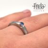 Paleo Viola nemesacél eljegyzési gyűrű kék zafírral kézen Paleo Viola nemesacél eljegyzési gyűrű kék zafírral