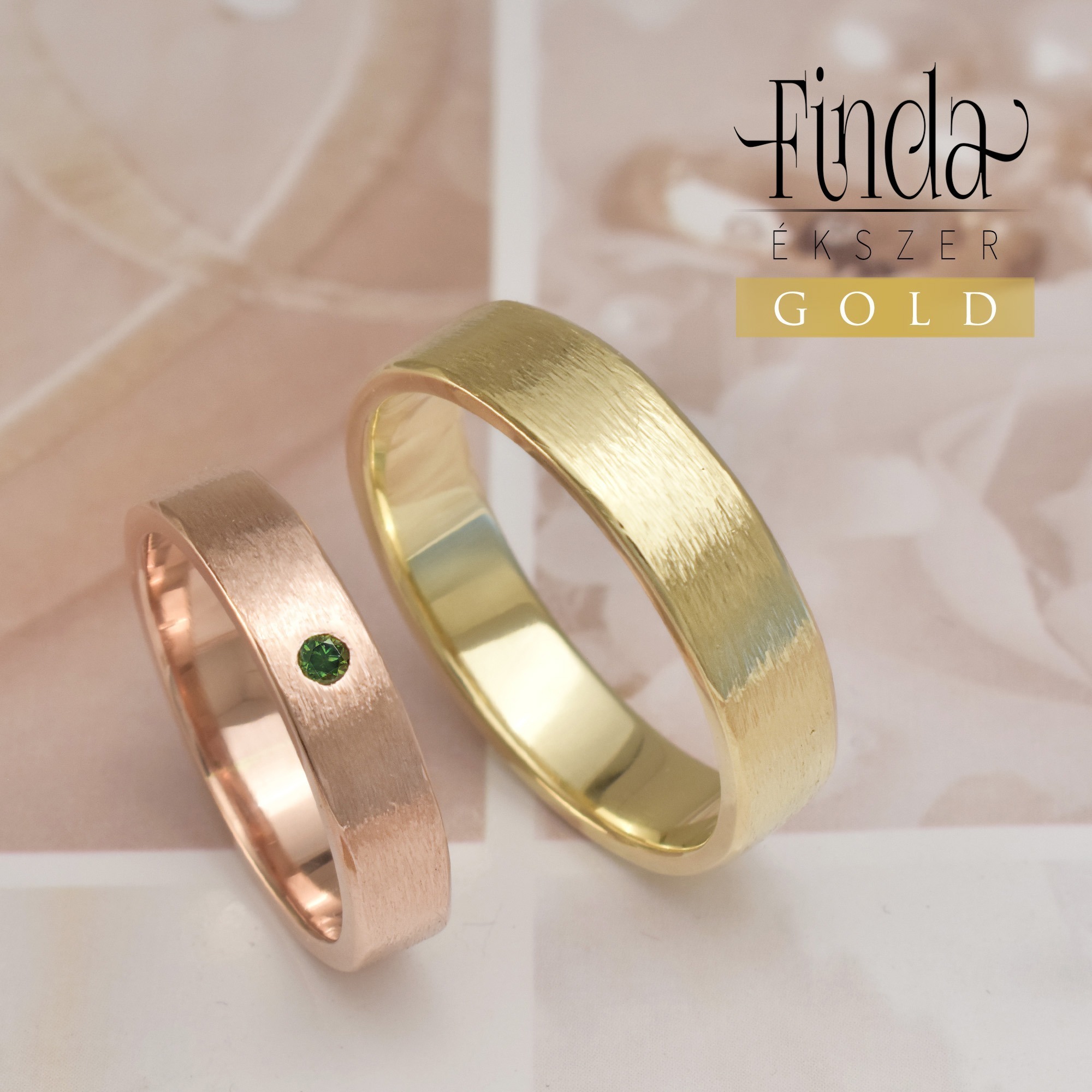Rustic sárga és rozé arany jegygyűrűpár zöld gyémánttal