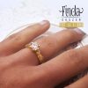 Queen arany gyémánt gyűrű fehér zafírral kézen Queen arany gyémánt gyűrű fehér zafírral kézen